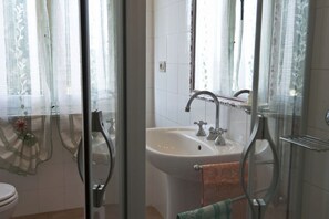 Shower, bidet - Cosy apartment in villa with WIFI, A/C, pool, TV, terrace, panoramic view, close to San Gimignano (Gavignano)