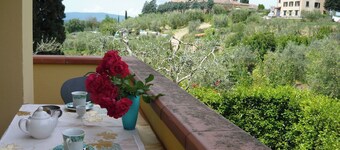 Lovely apartment in villa with A/C, pool, WIFI, TV, terrace, panoramic view, close to San Gimignano