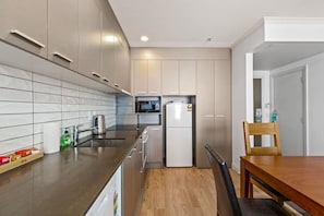 Refrigerador, microondas, horno y parrilla de estufa