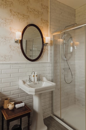 Deluxe Double Room, Garden View | Bathroom