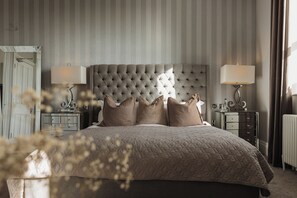 Superior dubbelrum - utsikt mot trädgården | Arbetsyta för laptop, mörkläggningsgardiner och strykjärn/strykbräda