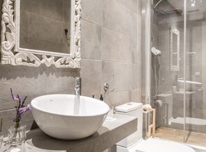 Dusche, Haartrockner, Handtücher, Toilettenpapier