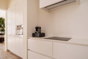 Deluxe Apartment, 3 Bedrooms, City View | Private kitchen