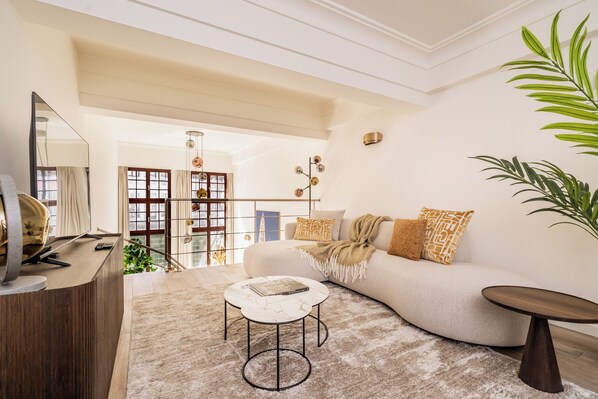 Apartamento Deluxe, 2 habitaciones, vistas a la ciudad | Sala de estar