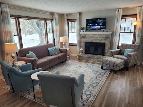 My Roam'n Empire - Super Cute with Water Toys and Great Location! Walk to Downtown and Beach!