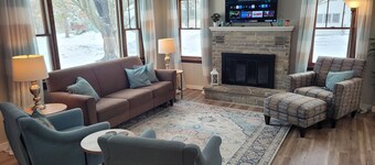 My Roam'n Empire - Super Cute with Water Toys and Great Location!  Walk to Downtown and Beach!