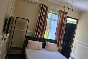 Chambre Simple Confort | Espace de travail pour ordinateur portable