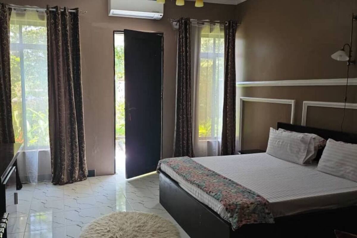 Habitación doble Confort, vista al jardín | Espacio para trabajar con laptop