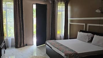 Habitación doble Confort, vista al jardín | Espacio para trabajar con laptop