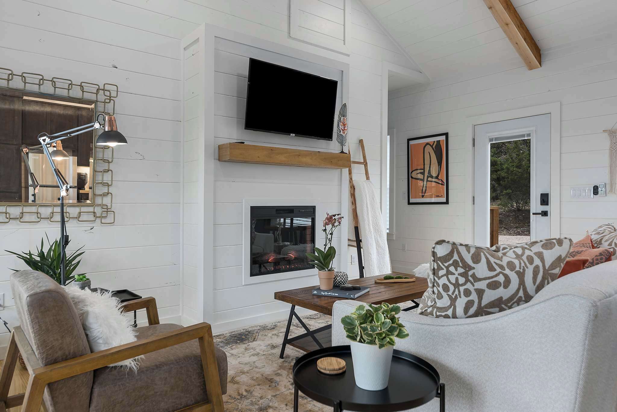 TV, fireplace