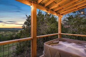 Outdoor spa tub - Modern Hill Country Guesthouse Retreat (Gillespie County)