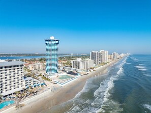 On the beach - Seventh Heaven at Peck Plaza - Pool & Beach open! (Daytona Beach Shores)