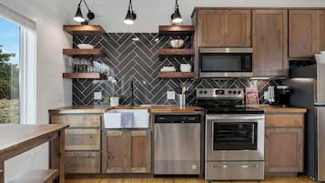 Réfrigérateur, micro-ondes, four, plaque de cuisson