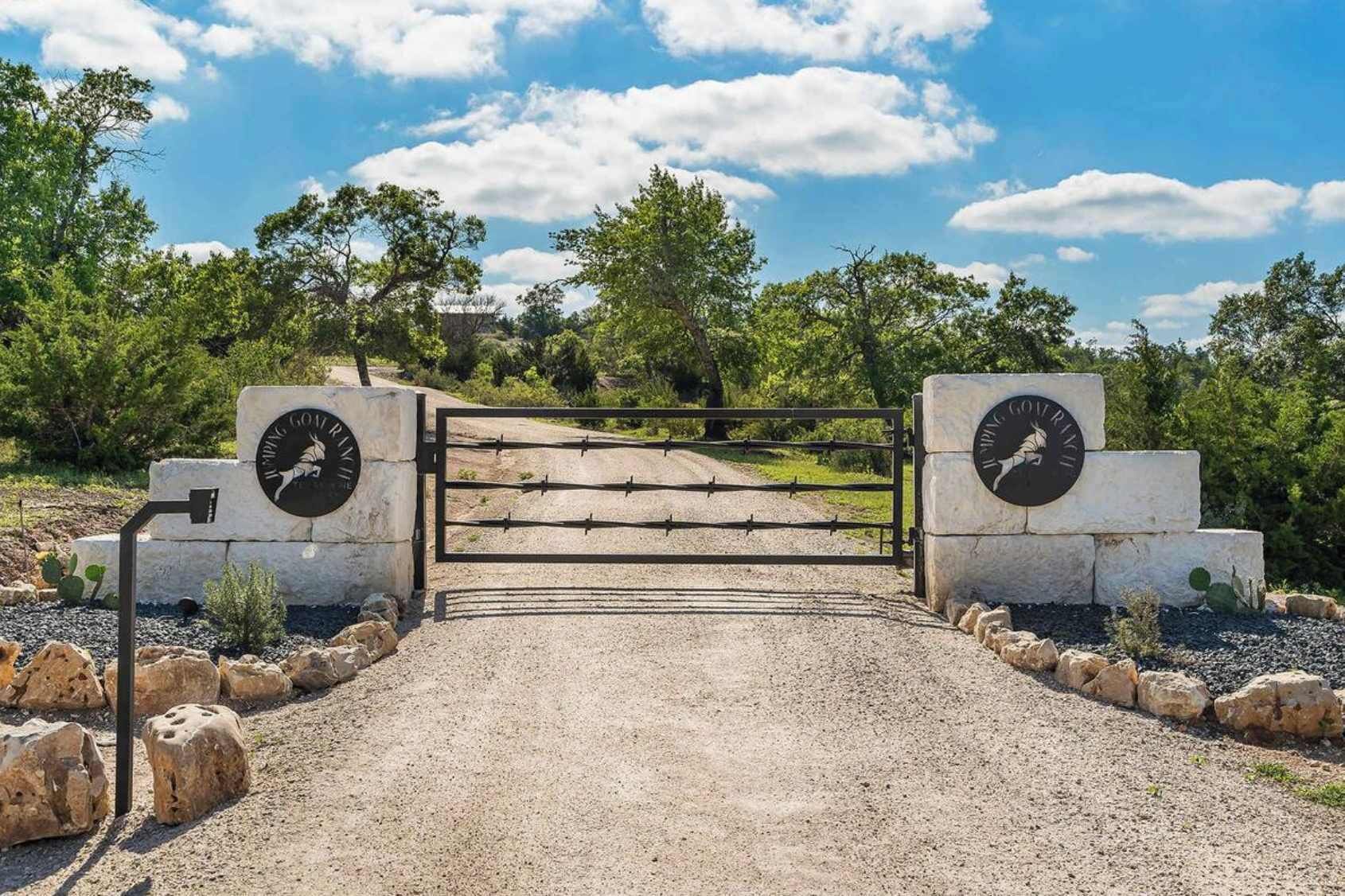A gated entrance with a sign reading 'HAMPING GOURNITZ' and a gate.