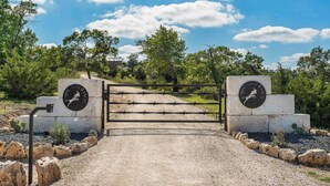 A gated entrance with a sign reading 'HAMPING GOURNITZ' and a gate.