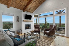 TV, caminetto, studio