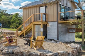 Terrace/patio - Treehouse Retreat with Hill Country Views (Gillespie County)