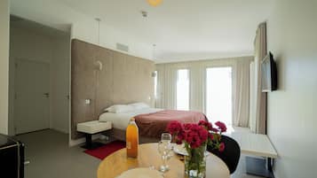 Comfort tweepersoonskamer, 1 kingsize bed, niet-roken, uitzicht op tuin | Individueel gedecoreerd, individueel gemeubileerd, een bureau