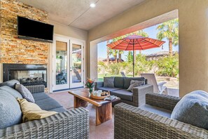 Téléviseur connecté, foyer, jeux vidéo, table de baby-foot