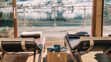 Een sauna, een stoombad, massagebehandelingen