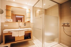 Suíte conforto, sacada, vista para o lago | Wi-Fi de cortesia, roupa de cama