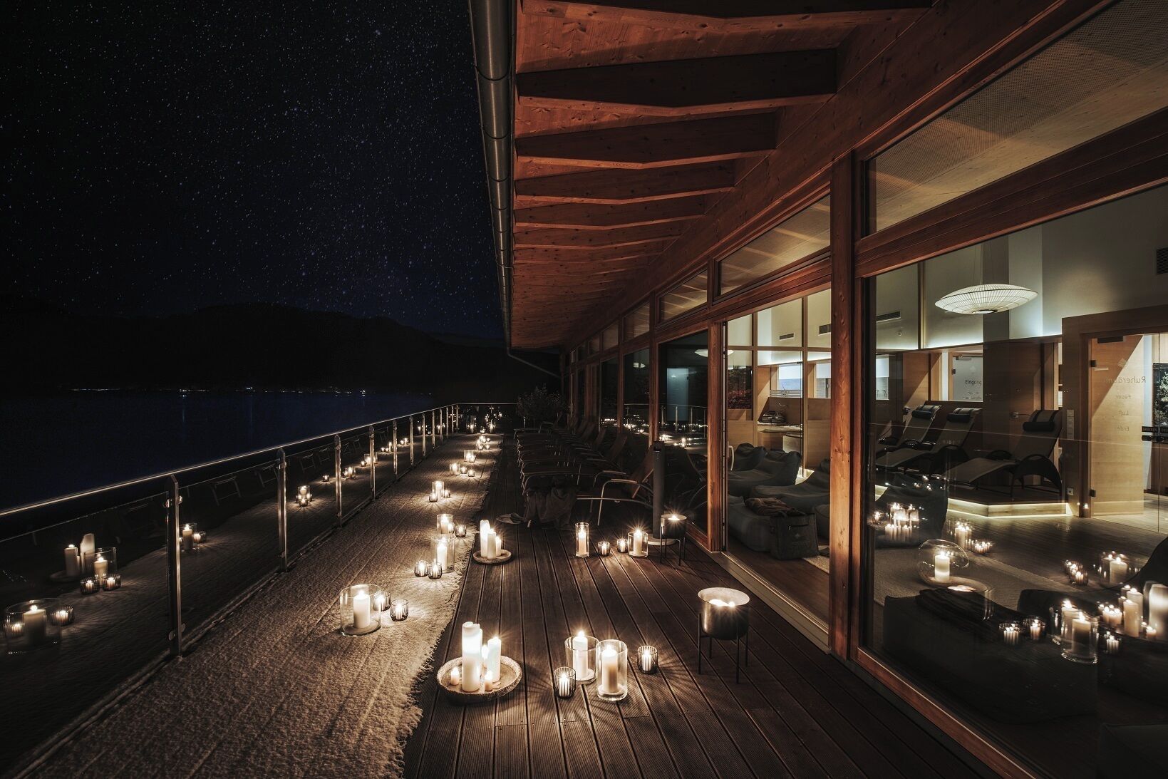 施設の正面 (日没後)