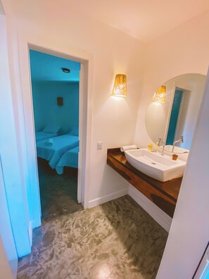 Chalet Confort, vue plage | Salle de bain | Serviettes fournies, savon, shampoing, papier toilette