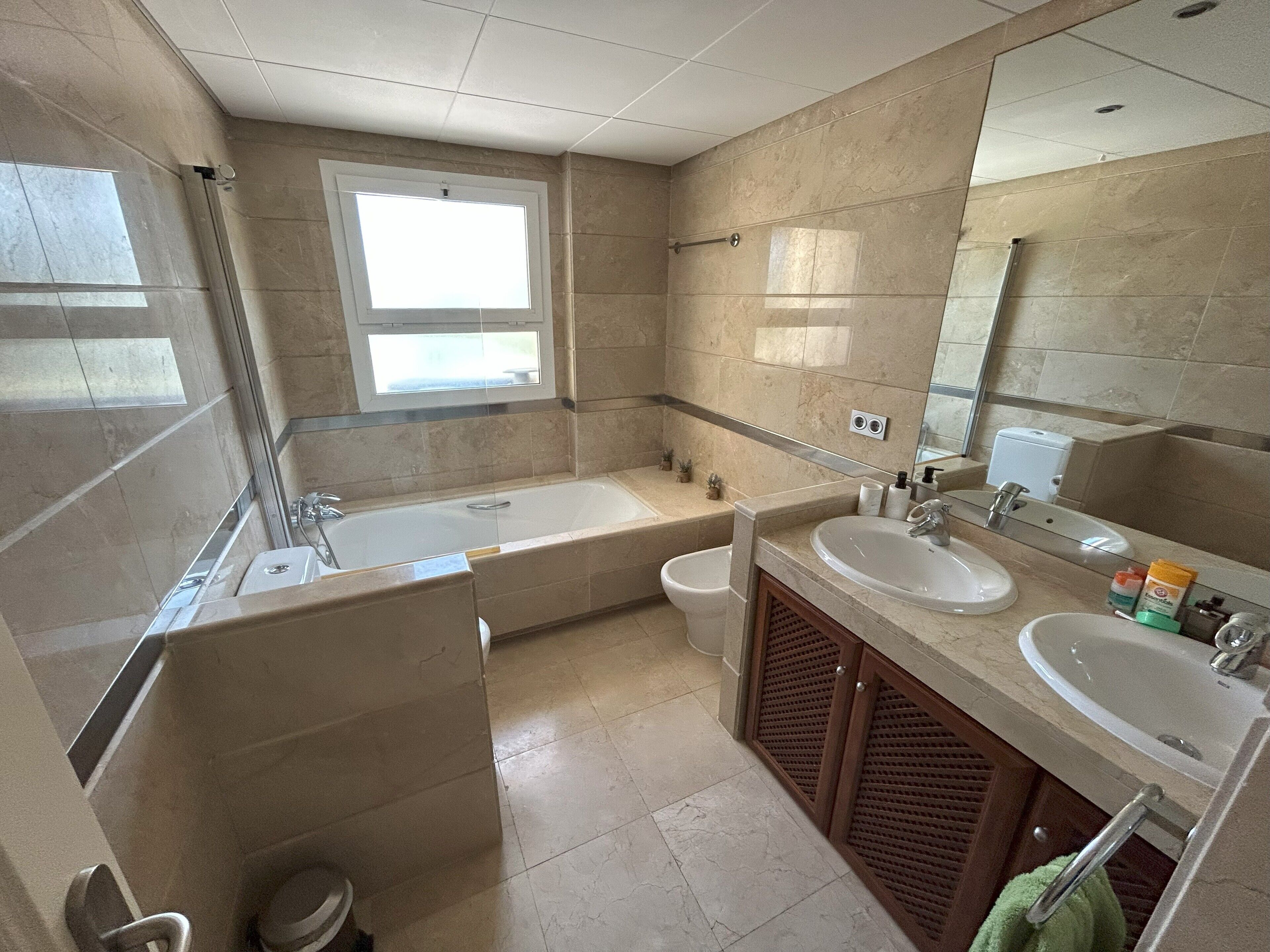 Une salle de bain moderne avec une baignoire, des toilettes et un lavabo.