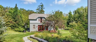 Cliffwood Cottage by Evergreen Home