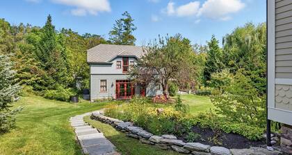 Cliffwood Cottage by Evergreen Home