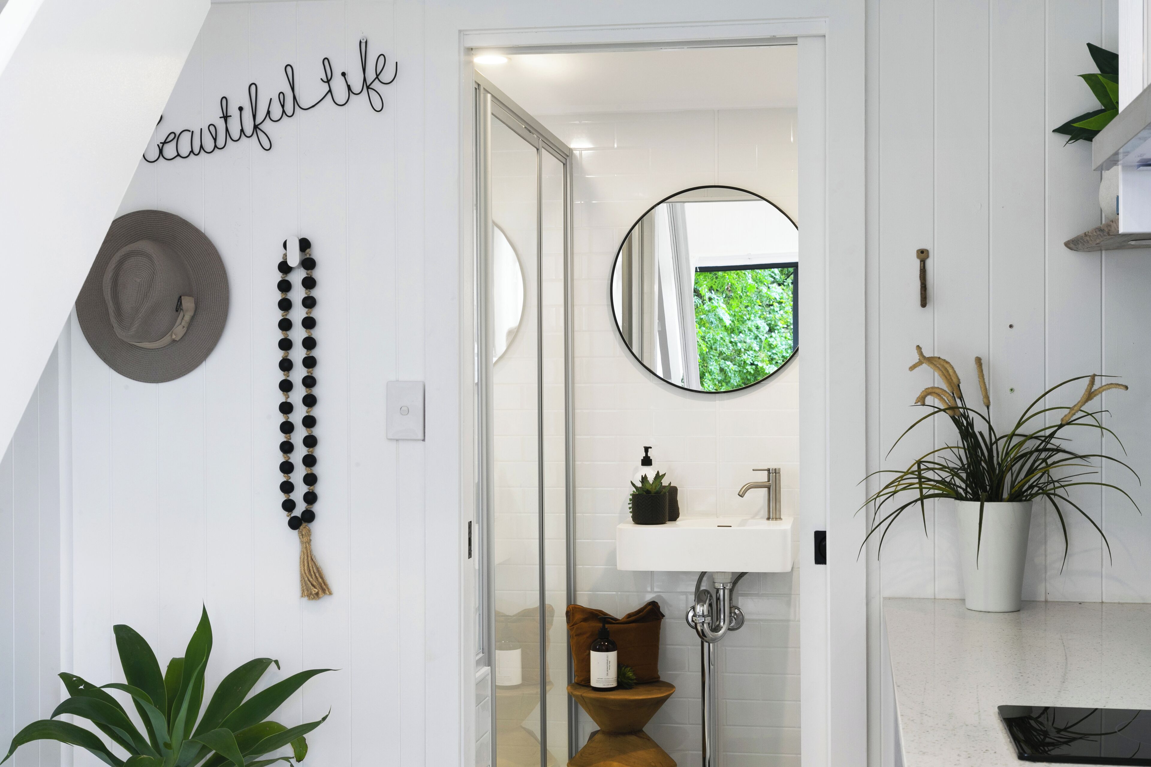 Dusch, hårtork, handdukar och tvål