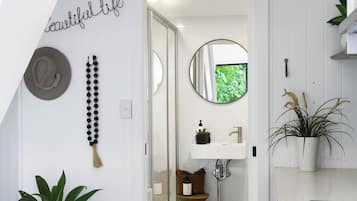 Ducha, secador de pelo, toallas, jabón