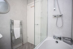 Secador de cabelo, toalhas de banho