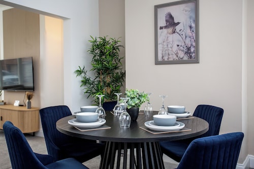 Free Wifi, Free Parking, Local Shops & Close proximity to beach