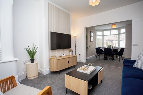 Free Wifi, Free Parking, Local Shops & Close proximity to beach