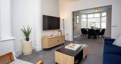 Free Wifi, Free Parking, Local Shops & Close proximity to beach