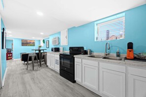 Een koelkast, een microgolfoven, een oven, een kookplaat