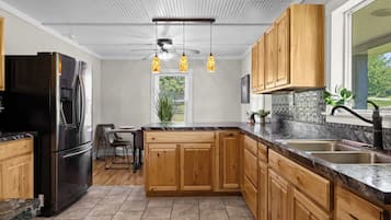 Een koelkast, een magnetron, een oven, een kookplaat