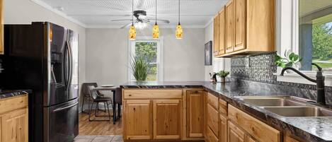 Kylskåp, mikrovågsugn, ugn och spishäll