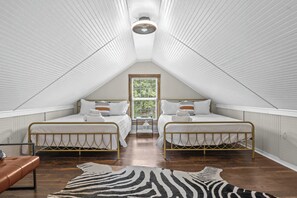 3 bedrooms, iron/ironing board, WiFi, bed sheets - Cozy Bourbon Trail Stay | Jacuzzi Tub & Best Views (Waddy)