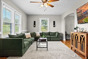 TV - Cozy Bourbon Trail Stay | Jacuzzi Tub & Best Views (Waddy)