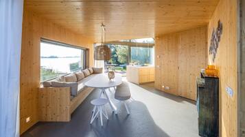 Een televisie en een open haard