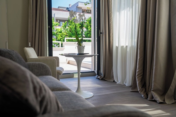Luxury Suite | Living area | 50-inch flat-screen TV with digital channels, Netflix