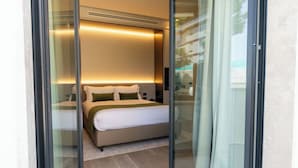 A modern bedroom with a large bed, a glass partition, and a ceiling air vent. - Villa Verdeoro (Montesilvano)