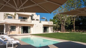 A modern two-story house with a swimming pool, outdoor seating, and a well-maintained lawn. - Villa Verdeoro (Montesilvano)