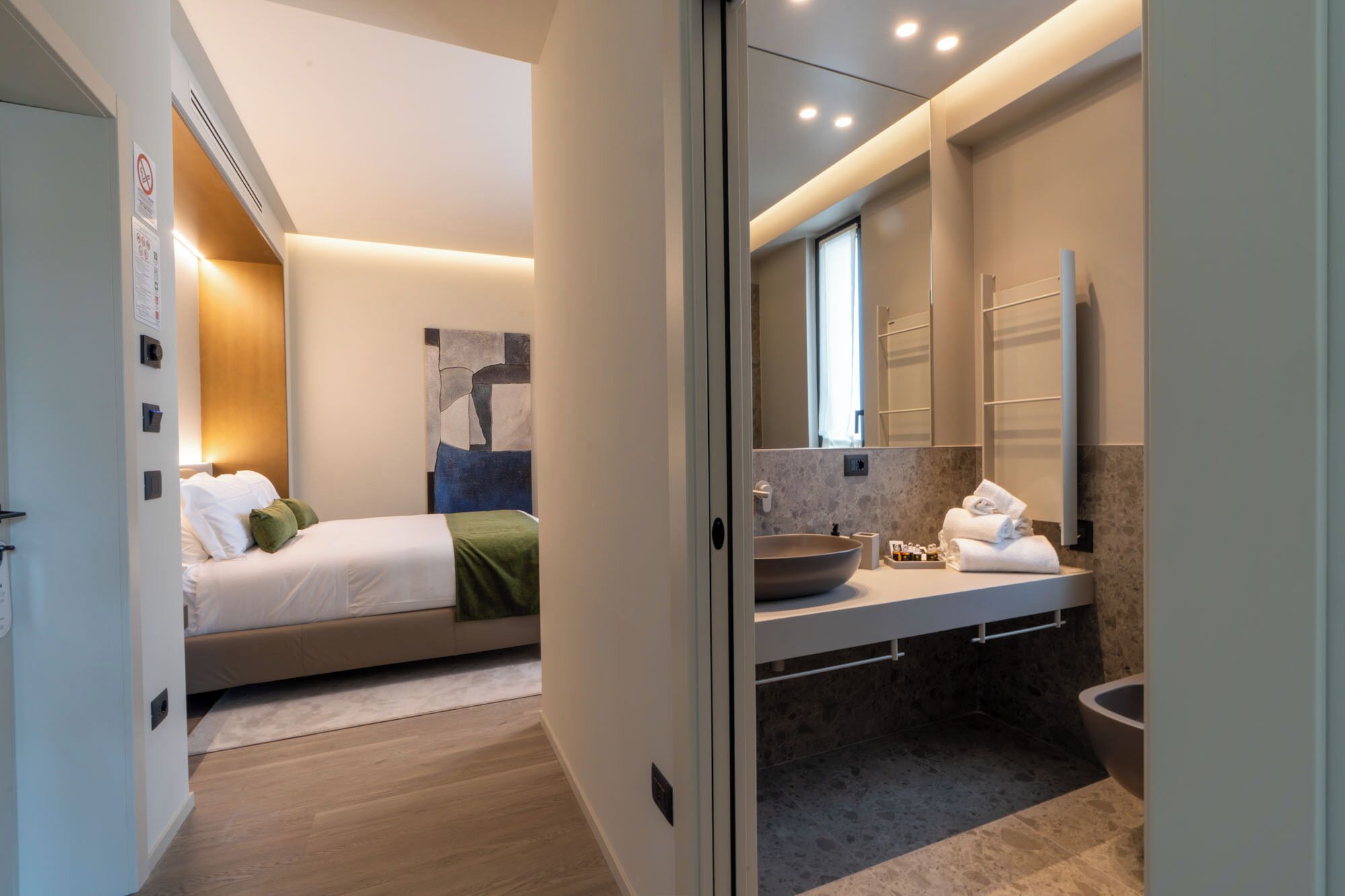 Chambre Triple Junior | Salle de bain | Douche, sèche-cheveux, chaussons, serviettes fournies