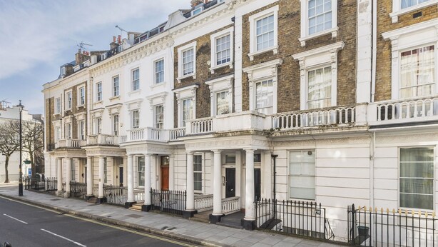 A row of traditional terraced houses with white facades and brown brick accents. - Chic flat in Central London near Victoria Station - SW1 (London)