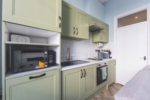 Fridge, microwave, oven, stovetop - Chic flat in Central London near Victoria Station - SW1 (London)