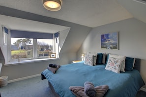 2 bedrooms, desk, iron/ironing board, free WiFi - 2 Bedroom Cottage overlooking the River Brora and Harbour (Brora)