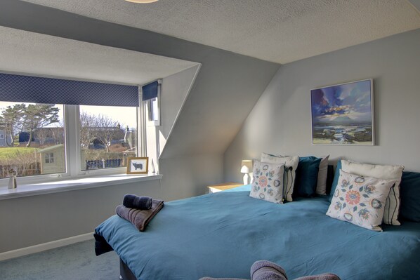 2 bedrooms, desk, iron/ironing board, WiFi